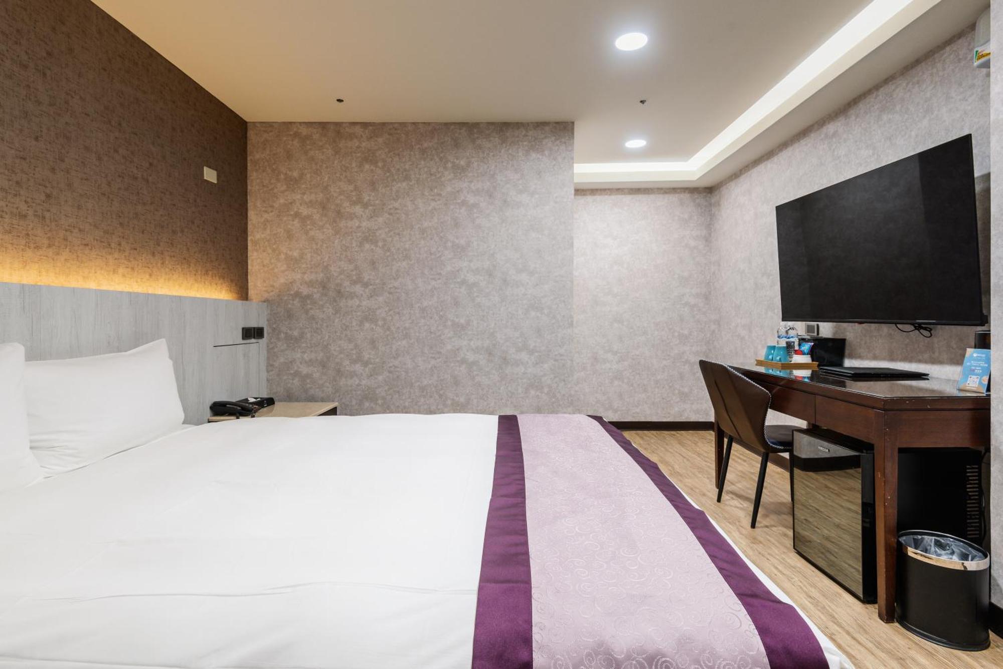 Mercury Hotel Taichung Room photo